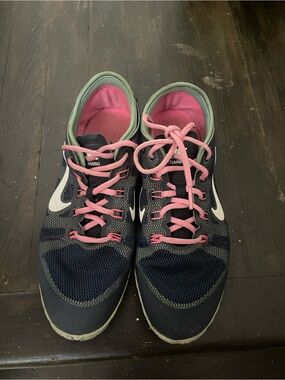 Nike Women’s Navy Training Shoes with Pink Accents size 10